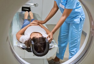 Рак більше не смертний вирок: меддиректор NHS розповів про майбутнє медицини